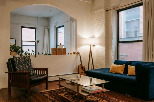 Living in Shad Thames with Warehouse Conversions and Riverside Views 